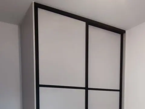 Bijela klizna vrata s crnim profilima