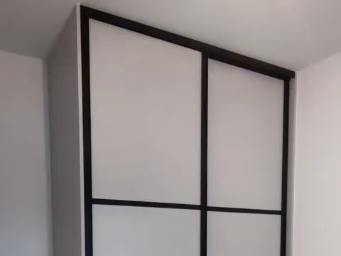 Bijela klizna vrata s crnom podjelom
