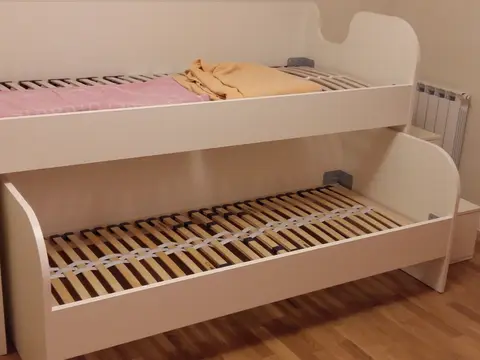 Bijeli dječji krevet na dvije razine