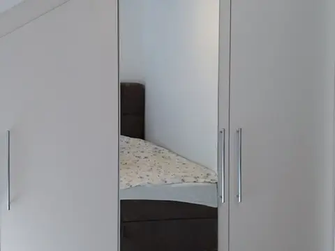 Bijeli krilni ormar u spavaćoj sobi