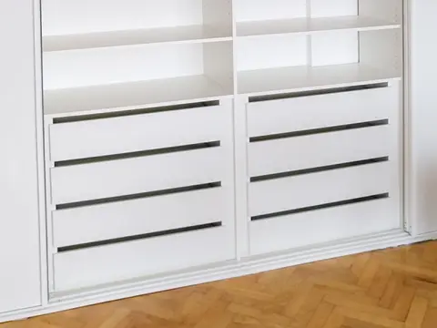 Bijeli ormar s policama i četiri ladice