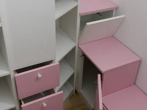 Dječji ormar s ružičastim ladicama