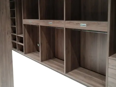 Drvena walk in garderoba s ladicama