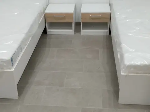 Dva kreveta s noćnim ormarićima