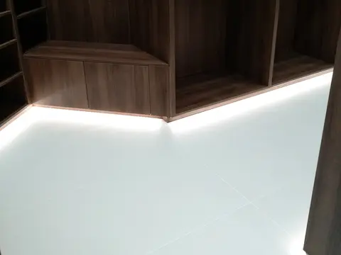 Garderoba s LED rasvjetom pri podu