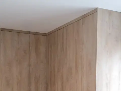 Ormar u drvenom dekoru s okomitim ručkama