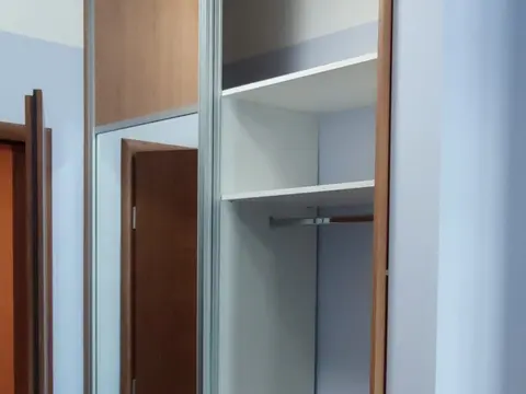 Ugradbeni ormar s ogledalom uz sobna vrata