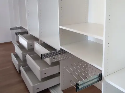 Unutrašnjost ormara s ladicama i košarama